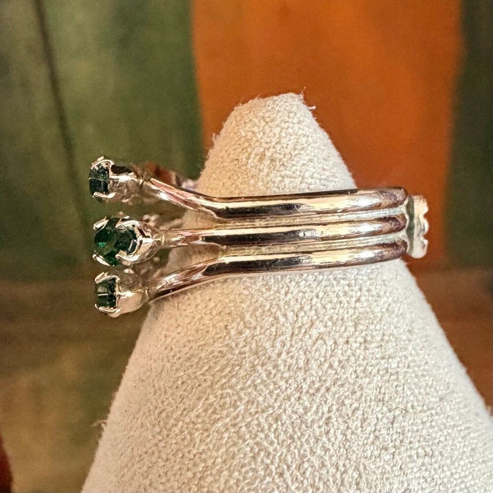 Sarah Coventry Vintage Green Glass Triple Row Adjustable Ring - Picture 6 of 11